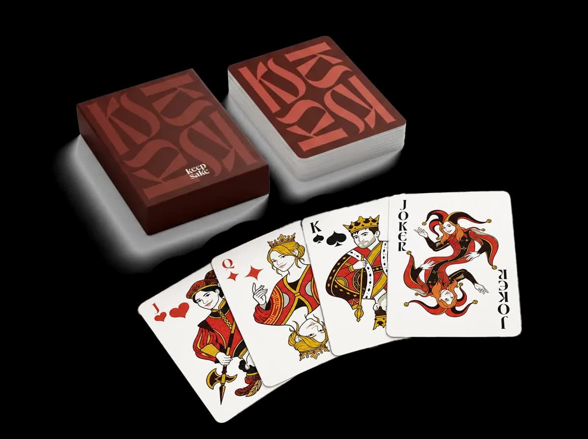 Kartendeck mit Schachtel und aufgefächerten Hofkarten